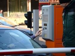 Стоянка машины на парковке обойдется в 100 рублей в час