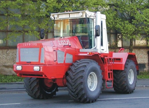 «Кировский завод» представил новый трактор КИРОВЕЦ К-744Р1