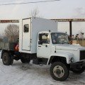 «НижСпецАвто» изготовил бортовой ГАЗ-3308 с КМУ Fassi F40 и фургоном для перевозки людей